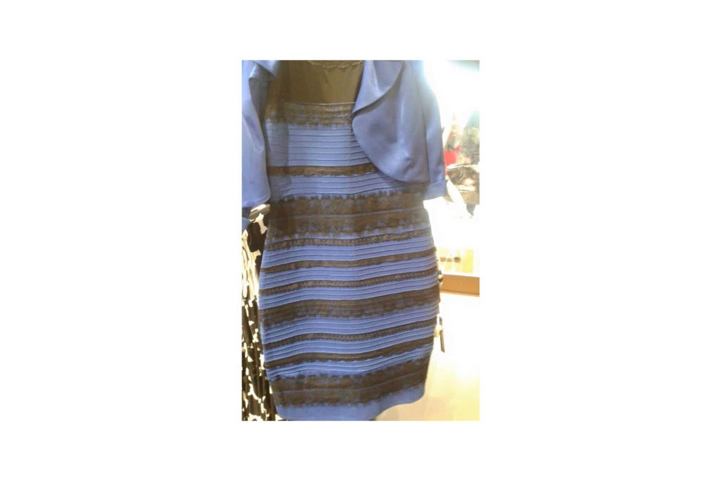 Платье которое видят в разных цветах