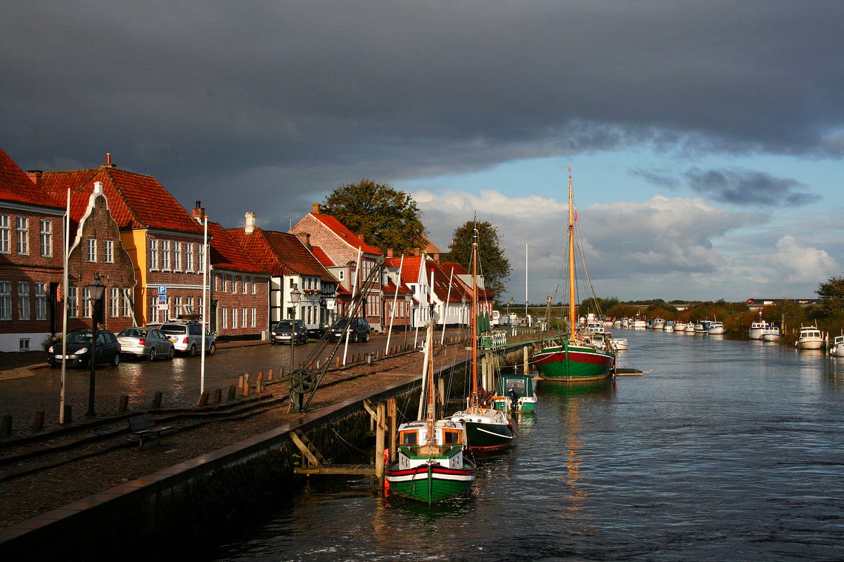 Danmark. Рибе Дания. Город рибе. Северное море Копенгаген. Цветные домики в Копенгагене парусники.
