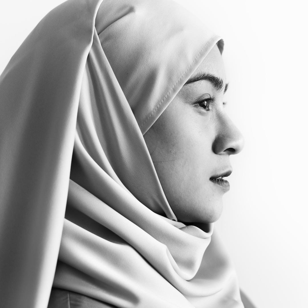 Hijab com. Портрет мусульманки. Мусульманская женщина портрет. Фотосессия мусульманка портрет. Портрет женщины мусульманки.