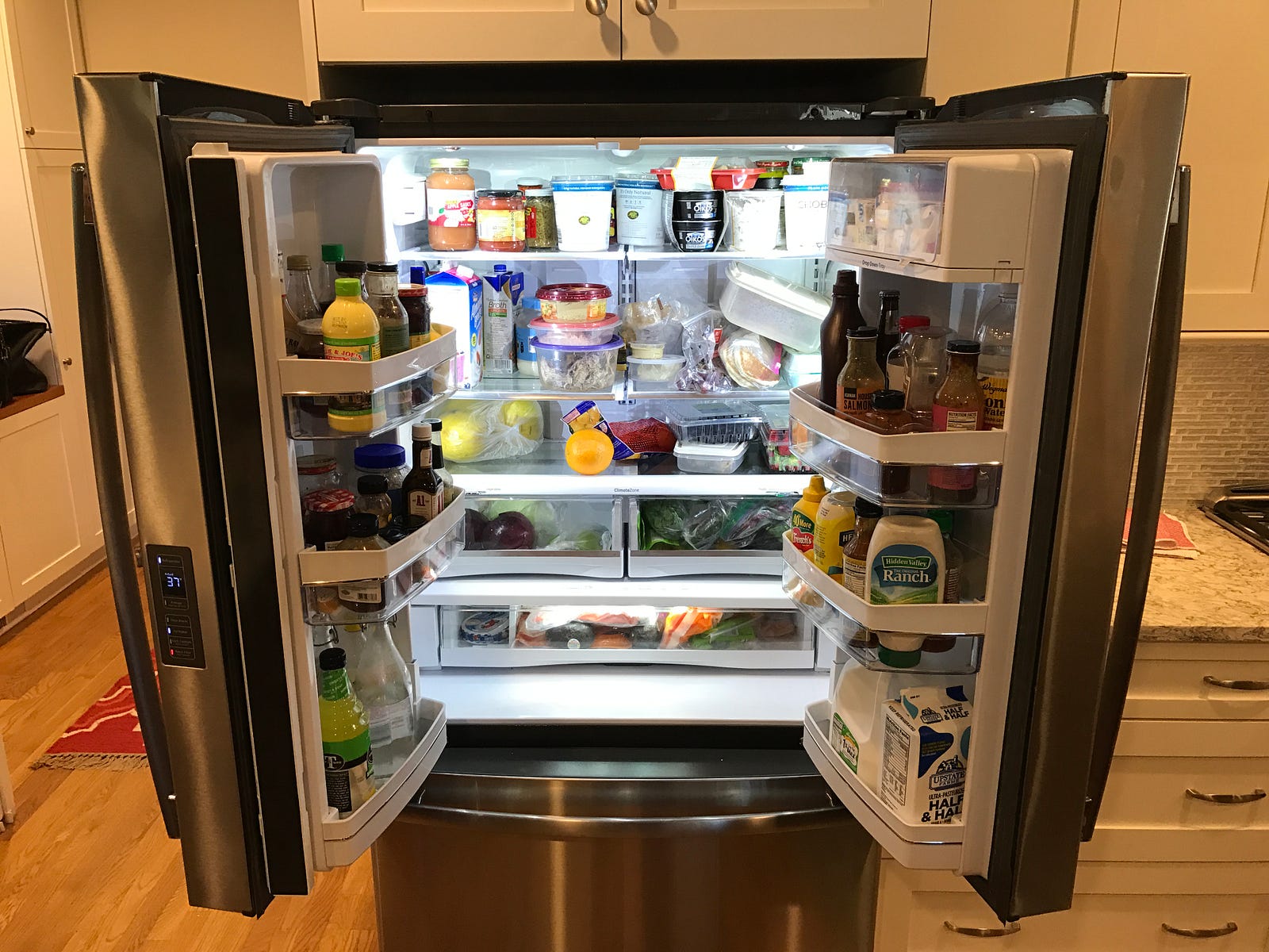 Большой холодильник с едой