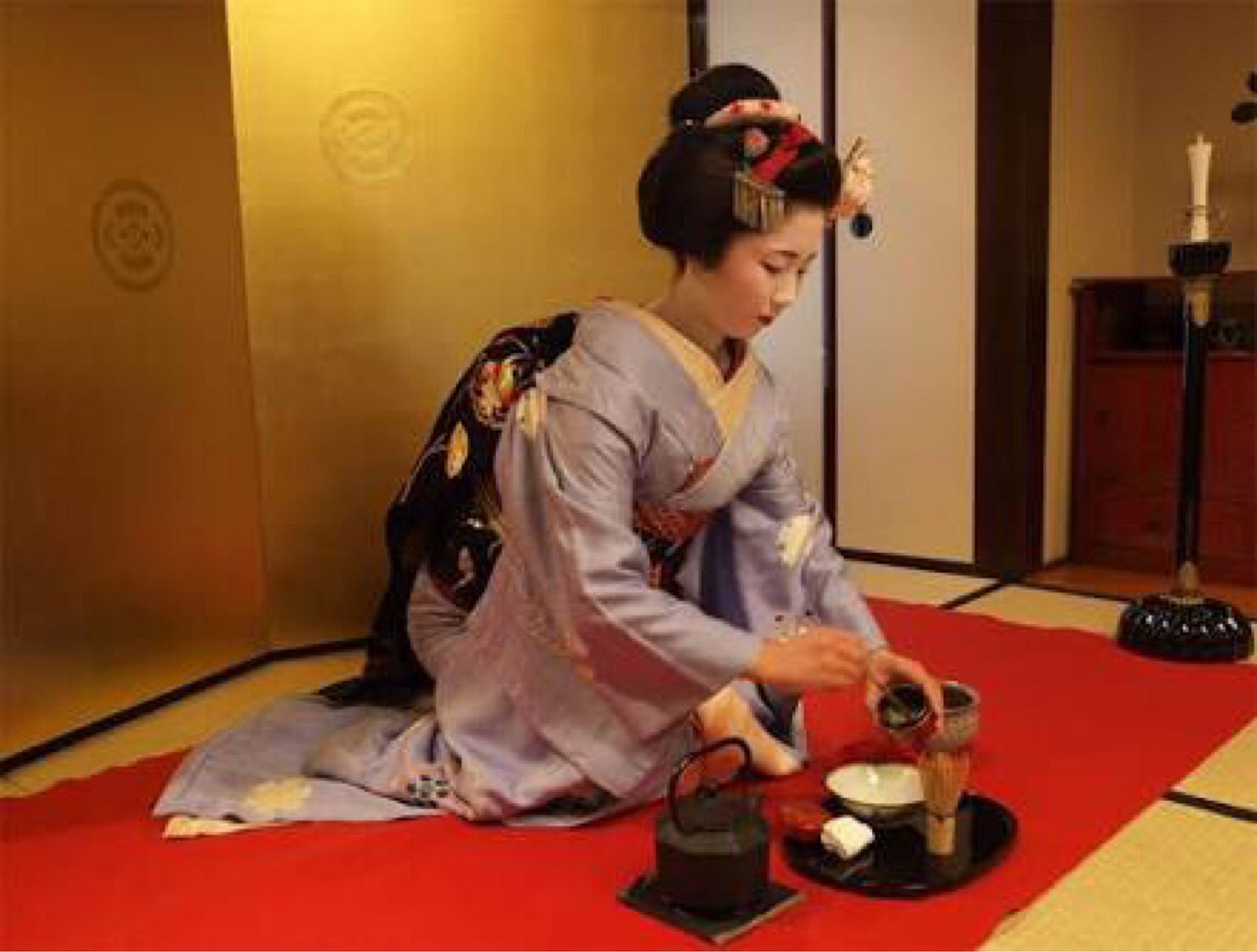 Церемонии в культуре. Чайная церемония в Японии гейши. Традиции Японии чайная церемония. Культура Японии чайная церемония. Кимоно для чайной церемонии в Японии.