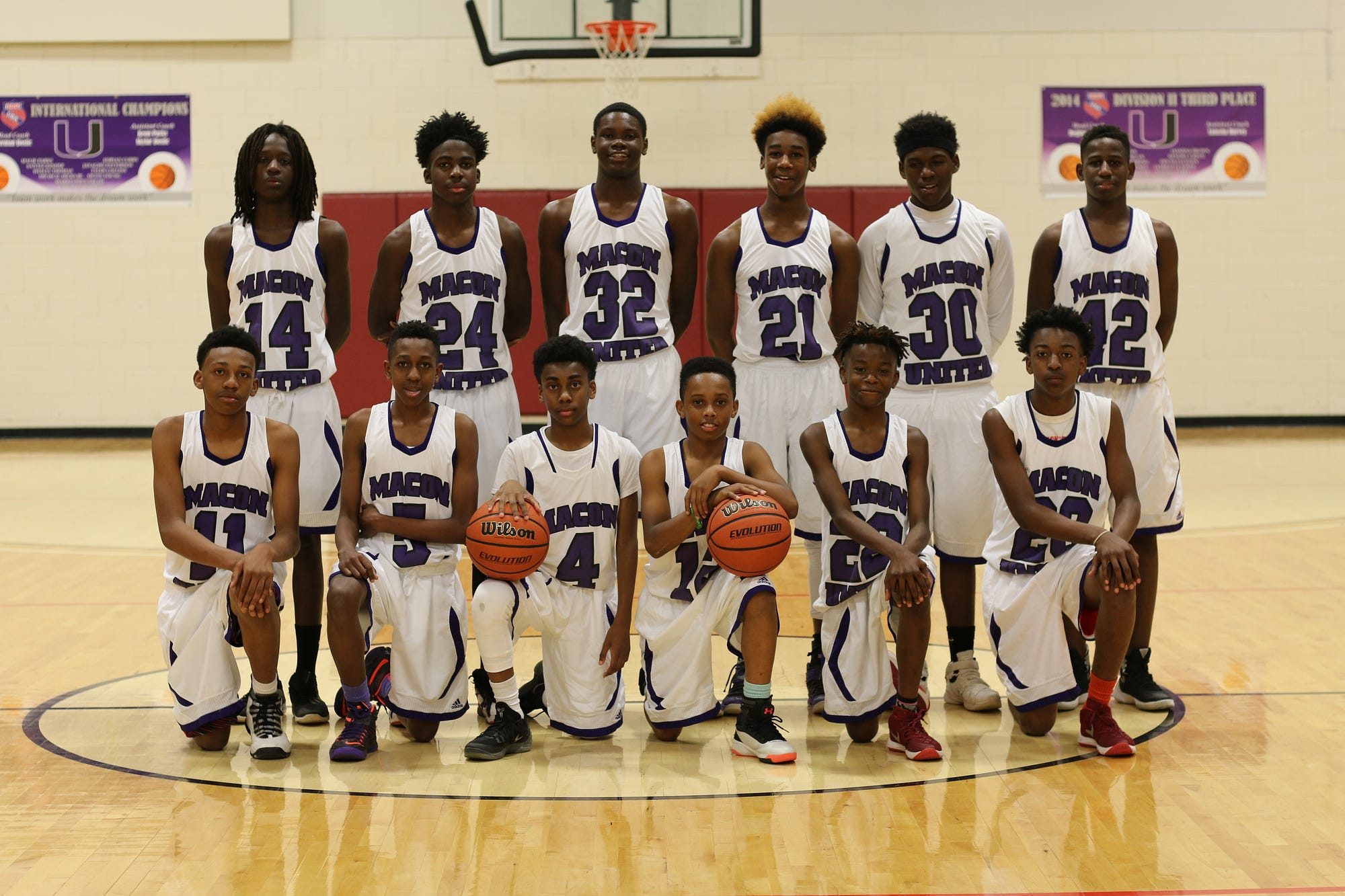 Basketball team. Баскетбольная команда Дрим тим США. Американские школьные команды по баскетболу. Баскетбольная команда Riders. Баскетбол в школах США.