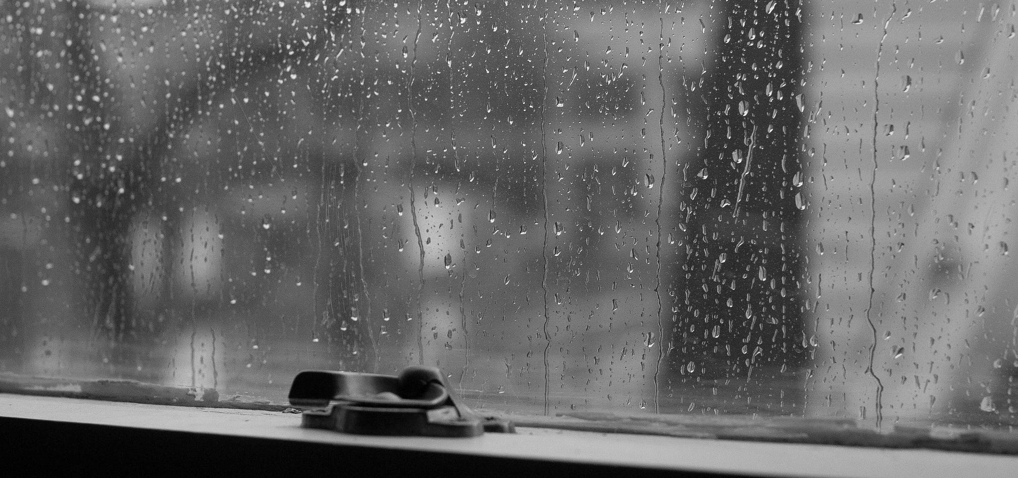 Грустный дождливый день. Дождь за окном. Дождь в окне. Серый дождь за окном. Окно дождь чёрно белая.