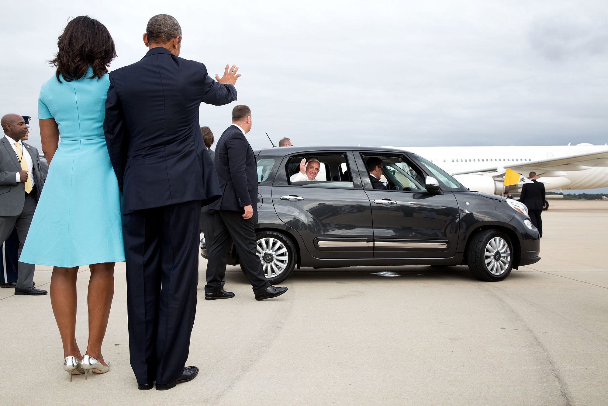 Показал машины папы. Обама в машине. Fiat папы. Барак Обама и папа Римский. Подарил отцу машину.