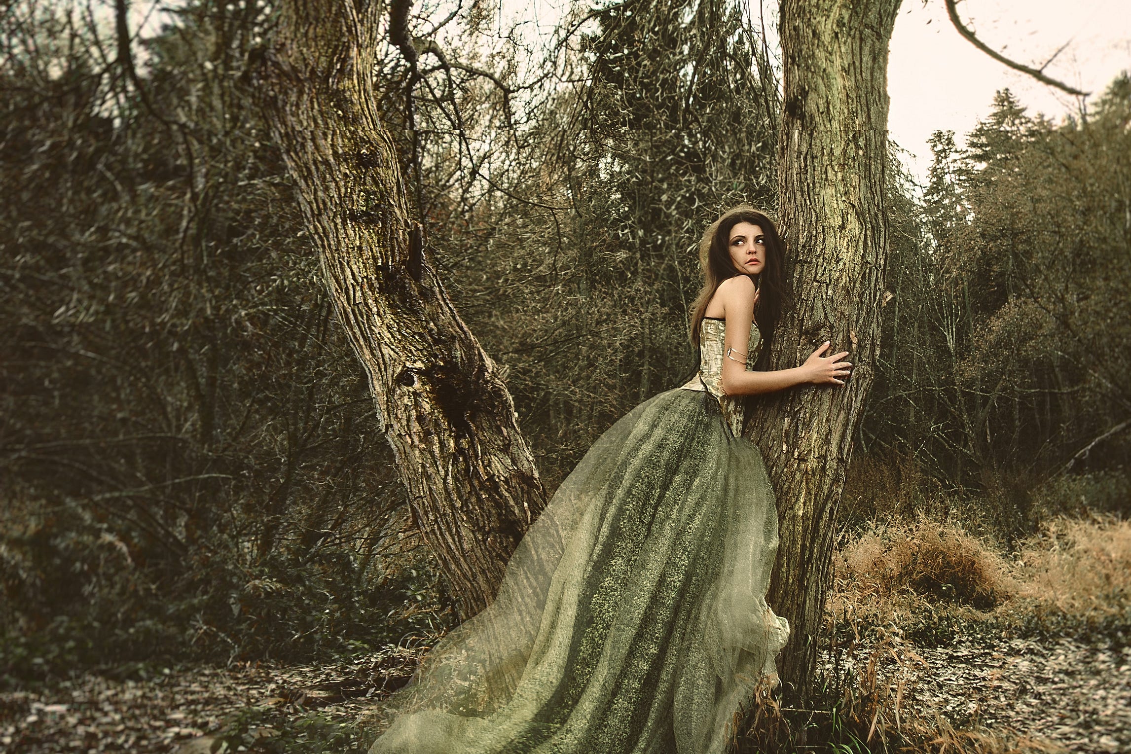 К пруду с изменившимся лицом. Сказочная фотосессия в лесу. Сказочное платье. Девушка в лесу. Фотосессия в лесу в длинном платье.