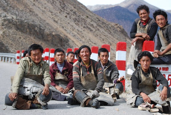 Включи тибетскую. Тибетцы. Лхаса народ. Тибет люди. Тибетцы народ.