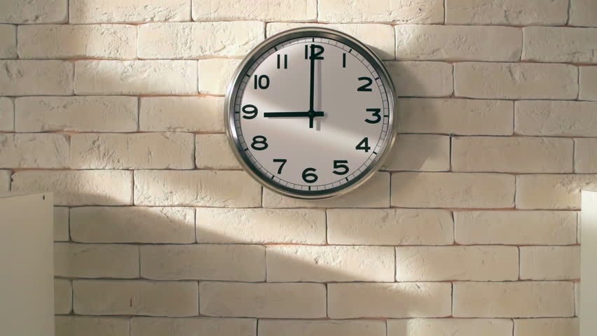 Часы работ квартире. Clock on the Wall. Wall o'Clock. The Clock is on the Wall. The time on the Wall.